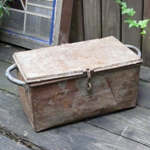 画像1: Rusty iron box
