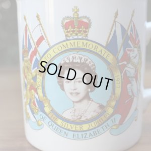 画像2: Queen Elizabeth II silver jubilee mug