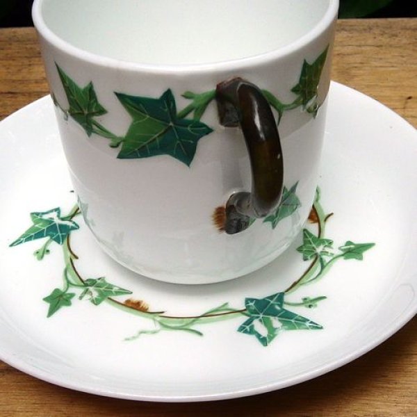 画像2: old victorian "Ivy leaf" tea cup and saucer (2)
