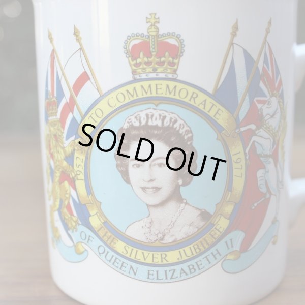 画像2: Queen Elizabeth II silver jubilee mug (2)