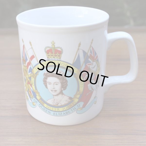 画像1: Queen Elizabeth II silver jubilee mug (1)